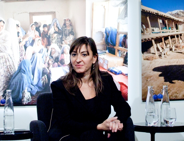 I 2012 viste vi Lynsey Addarios billedserie 'Veiled Rebellion' i utstillingen "I Afghanistan". Her er hun på scenen under utstillingsåpningen. Foto: Sara Johannessen / Nobels Fredssenter